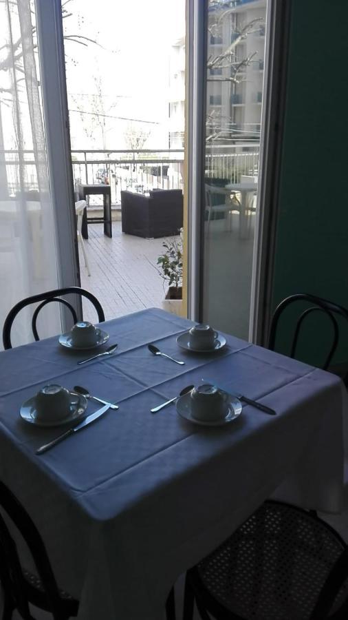 Hotel Ariosto Rimini Bagian luar foto