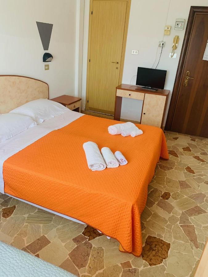 Hotel Ariosto Rimini Bagian luar foto